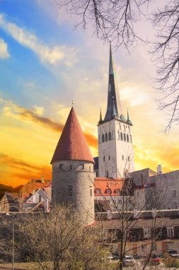 Kuleye Oleviste Churchand Tallinn, Estonya, kale duvarında güneşli bir günde güzel bakış