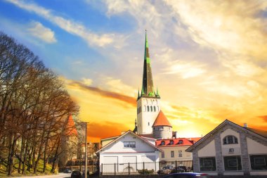 Kuleye Oleviste Churchand Tallinn, Estonya, kale duvarında güneşli bir günde güzel bakış