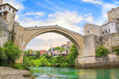 Mostar ortaçağ şehir Bosna ve Hersek'teki eski Köprüsü'nden güzel manzara