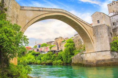 Mostar ortaçağ şehir Bosna ve Hersek'teki eski Köprüsü'nden güzel manzara