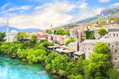 Karadjozbegov Camii jamia güzel manzarasına Neretva Nehri Mostar, Bosna Hersek için üzerinde