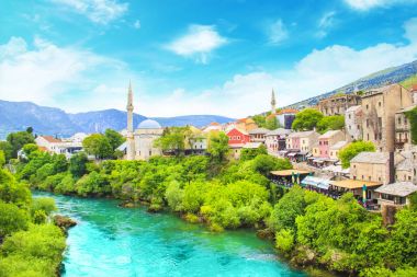 Karadjozbegov Camii jamia güzel manzarasına Neretva Nehri Mostar, Bosna Hersek için üzerinde