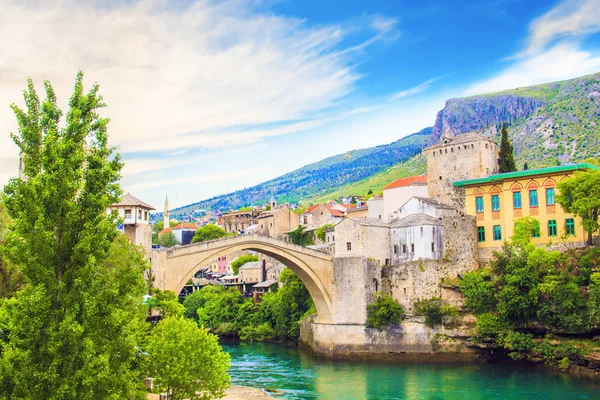 Vacker utsikt över den medeltida staden Mostar från Old Bridge i Bosnien och Hercegovina — Stockfoto