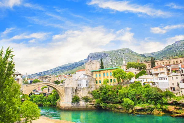 Hermosa vista de la ciudad medieval de Mostar desde el Puente Viejo en Bosnia y Herzegovina — Foto de Stock