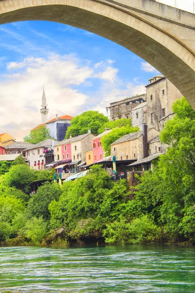 Hermosa vista de la ciudad medieval de Mostar desde el Puente Viejo en Bosnia y Herzegovina — Foto de Stock