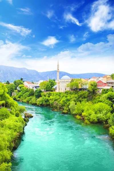 Bela vista da mesquita de Karadjozbegov jamia às margens do rio Neretva em Mostar, Bósnia e Herzegovina — Fotografia de Stock