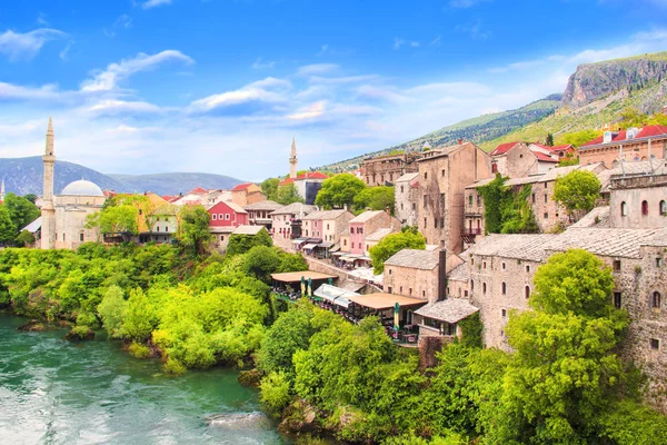 Piękny widok z Karadjozbegov Meczet jamia nad brzegiem rzeki Neretwy w Mostar, Bośnia i Hercegowina — Zdjęcie stockowe