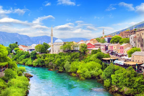 Hermosa vista de la mezquita de Karadjozbegov jamia a orillas del río Neretva en Mostar, Bosnia y Herzegovina — Foto de Stock