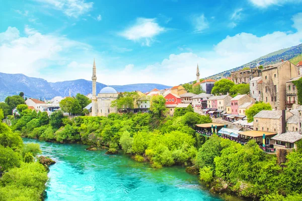 Gyönyörű kilátás nyílik a Karadjozbegov-mecset Ernő, a bankok, a Neretva folyó itt: Mostar, Bosznia és Hercegovina — Stock Fotó