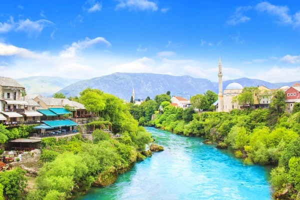 Hermosa vista de la mezquita de Karadjozbegov jamia a orillas del río Neretva en Mostar, Bosnia y Herzegovina —  Fotos de Stock