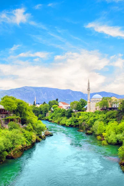 Hermosa vista de la mezquita de Karadjozbegov jamia a orillas del río Neretva en Mostar, Bosnia y Herzegovina — Foto de Stock