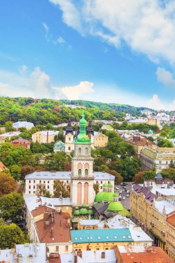 Varsayım kilise ve tarihi merkezi Lviv, Ukrayna, güneşli bir günde güzel görünümü