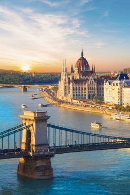 Güzel manzarasına Macaristan Parlamentosu'nun ve zincir köprü Budapeşte, Macaristan
