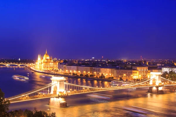 Schöner blick auf das ungarische parlament und die kettenbrücke im panorama von budapest bei nacht, ungarn — Stockfoto