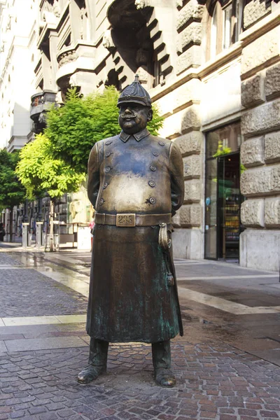 Monumento al policía en la calle principal de Budapest, Hungría — Foto de Stock