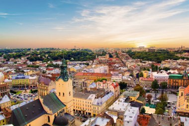 Güzel manzarasına Town Hall Tower, Adam Mickiewicz Meydanı ve tarihi merkezi Lviv, Ukrayna