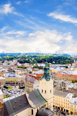 Güzel manzarasına Town Hall Tower, Adam Mickiewicz Meydanı ve tarihi merkezi Lviv, Ukrayna