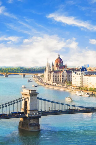 Güzel manzarasına Macaristan Parlamentosu'nun ve zincir köprü Budapeşte, Macaristan