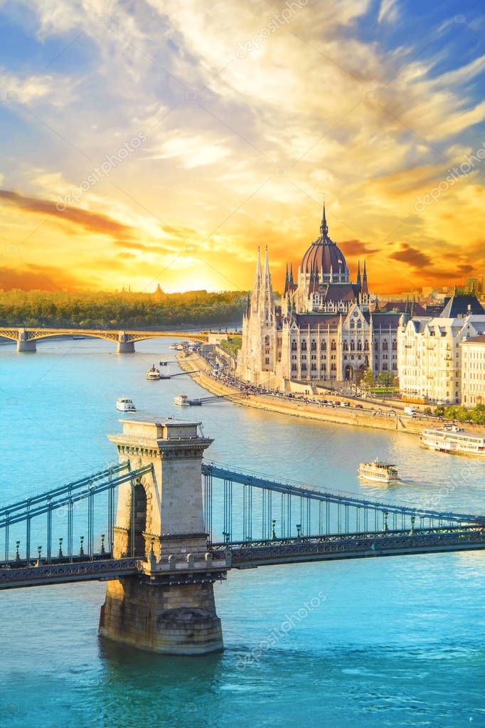 Bellissima vista del Parlamento ungherese e Ponte delle ...
