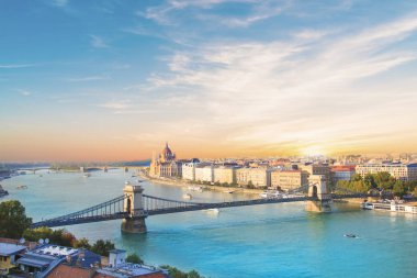 Güzel görünümü zincir köprü Budapeşte Panorama, gece, Macaristan ve Macaristan Parlamentosu'nun