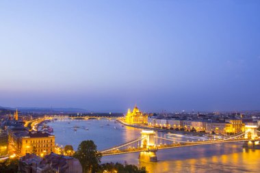 Güzel görünümü zincir köprü Budapeşte Panorama, gece, Macaristan ve Macaristan Parlamentosu'nun