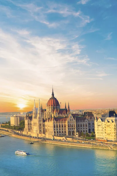 Güzel görünümü zincir köprü Budapeşte Panorama, gece, Macaristan ve Macaristan Parlamentosu'nun