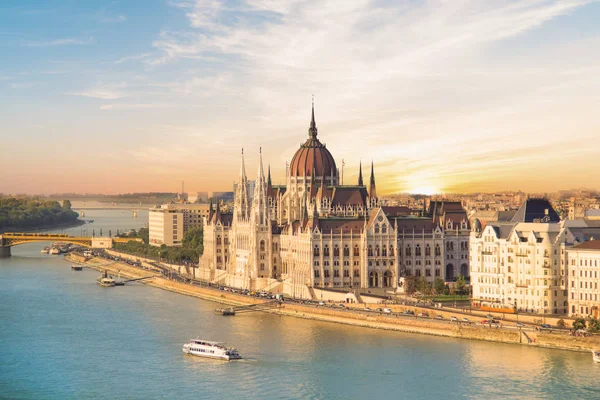Güzel görünümü zincir köprü Budapeşte Panorama, gece, Macaristan ve Macaristan Parlamentosu'nun