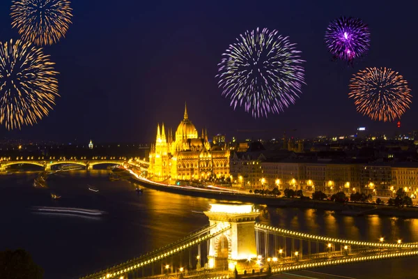 Güzel görünümü zincir köprü Budapeşte Panorama, gece, Macaristan ve Macaristan Parlamentosu'nun