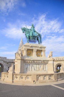 St. Istvan Anıtı güzel manzarasına balıkçılar Bastion Budapeşte, Macaristan'da yakınlarındaki Buda tepe üzerinde