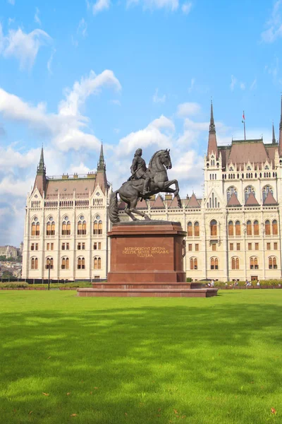 Krásný výhled na památník Ferenc Ii Rakoki v náměstí Lajose Kosuta přední Maďarský parlament v Budapešti, Maďarsko — Stock fotografie