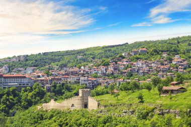Veliko Tarnovo, Bulgaristan yeşil tepelerin arasında Tsarevets kalenin güzel bir manzara