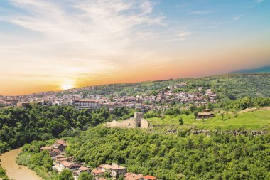 Veliko Tarnovo, Bulgaristan yeşil tepelerin arasında Tsarevets kalenin güzel bir manzara