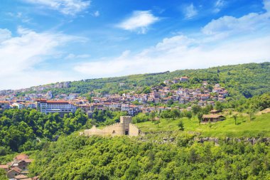 Veliko Tarnovo, Bulgaristan yeşil tepelerin arasında Tsarevets kalenin güzel bir manzara