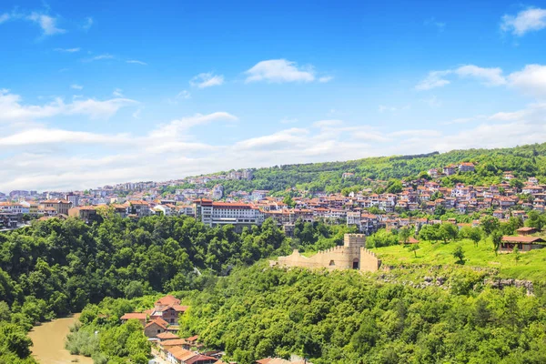 Una hermosa vista de la fortaleza de Tsarevets entre las verdes colinas de Veliko Tarnovo, Bulgaria — Foto de Stock