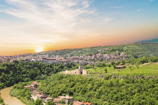 Una hermosa vista de la fortaleza de Tsarevets entre las verdes colinas de Veliko Tarnovo, Bulgaria — Foto de Stock