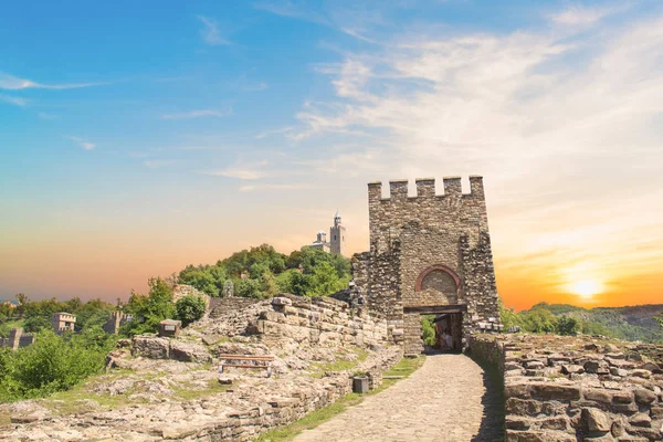 A beautiful view of the Tsarevets fortress among the green hills in Veliko Tarnovo, Bulgaria — Stock Photo, Image