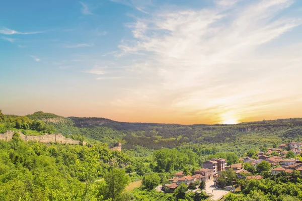A beautiful view of the Tsarevets fortress among the green hills in Veliko Tarnovo, Bulgaria — Stock Photo, Image