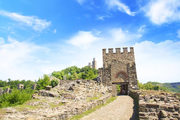 A beautiful view of the Tsarevets fortress among the green hills in Veliko Tarnovo, Bulgaria — Stock Photo, Image