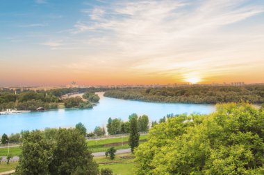 Güzel bir Nehri Kerem Belgrad, Sırbistan, güneşli bir kale Kalemegdan yakın park manzarası