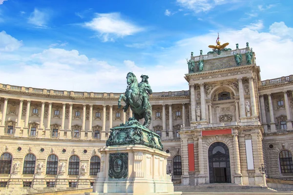 Konny pomnik Eugeniusza Sabaudzkiego przed krajowym Biblioteka Austrii w Wiedniu — Zdjęcie stockowe