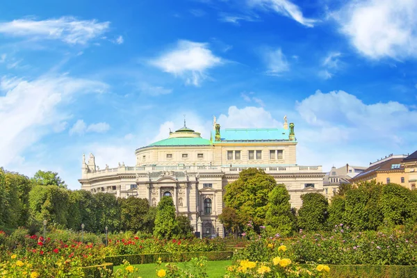 Die Wiener Staatsoper und der Burggarten in Wien, Österreich — Stockfoto