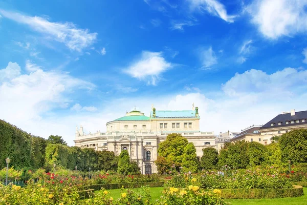 Die Wiener Staatsoper und der Burggarten in Wien, Österreich — Stockfoto