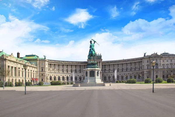 Pomnik arcyksięcia Karola Habsburga na tle biblioteki narodowej w Wiedniu, Austria — Zdjęcie stockowe
