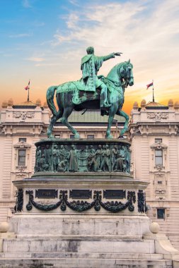 Belgrade, Sırbistan - 10 Mayıs: Prens Mihailo anıt arka planda Ulusal Müzesi Belgrad'da binanın üzerinde 10 Mayıs 2016.