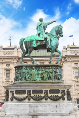 Belgrade, Sırbistan - 10 Mayıs: Prens Mihailo anıt arka planda Ulusal Müzesi Belgrad'da binanın üzerinde 10 Mayıs 2016.