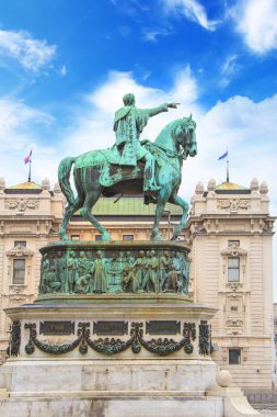 Belgrade, Sırbistan - 10 Mayıs: Prens Mihailo anıt arka planda Ulusal Müzesi Belgrad'da binanın üzerinde 10 Mayıs 2016.