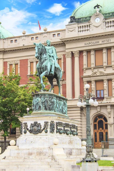 Belgrade, Sırbistan - 10 Mayıs: Prens Mihailo anıt arka planda Ulusal Müzesi Belgrad'da binanın üzerinde 10 Mayıs 2016.