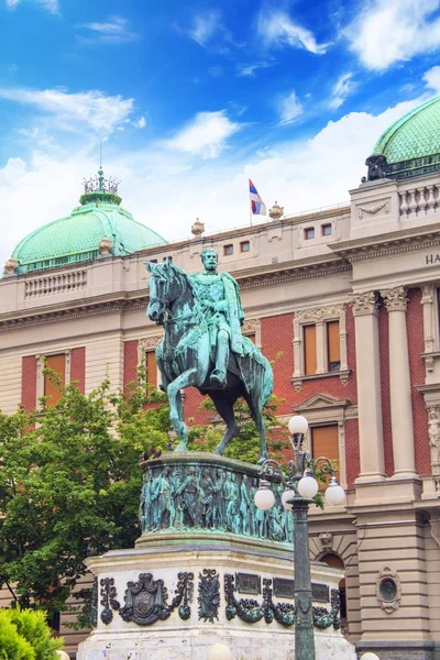 Belgrade, Sırbistan - 10 Mayıs: Prens Mihailo anıt arka planda Ulusal Müzesi Belgrad'da binanın üzerinde 10 Mayıs 2016.