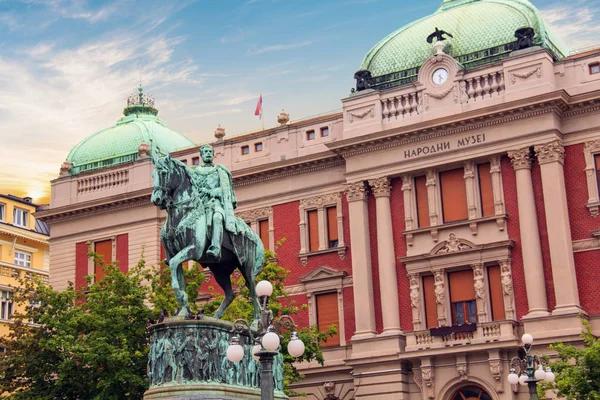 Belgrád, Szerbia - május 10.: Herceg Mihailo emlékmű a háttérben a nemzeti Múzeum, Belgrád építve 2016. május 10.. — Stock Fotó