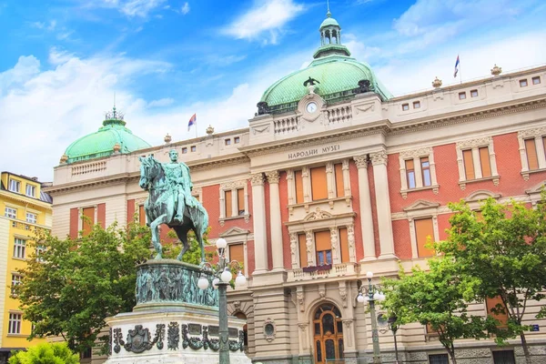 Belgrade, Sırbistan - 10 Mayıs: Prens Mihailo anıt arka planda Ulusal Müzesi Belgrad'da binanın üzerinde 10 Mayıs 2016.